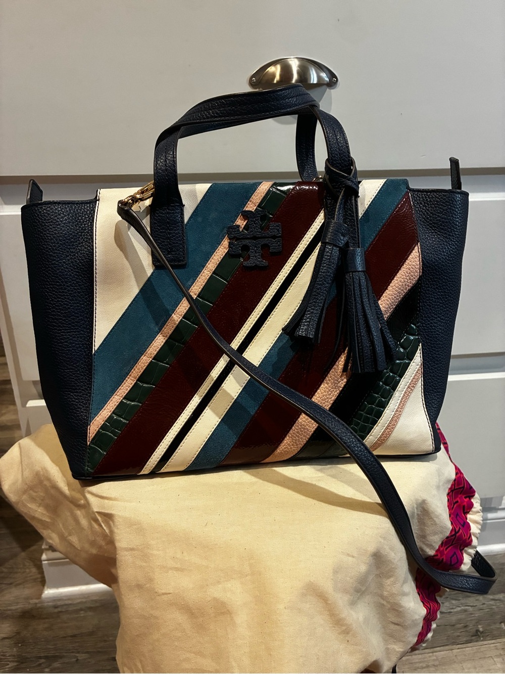 Tory Burch THEA PIECED LEATHER
SLOUCHY SATCHEL